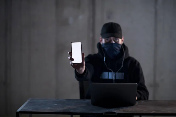 Przestępczy Haker Korzystający Laptopa Podczas Pracy Ciemnym Biurze — Zdjęcie stockowe