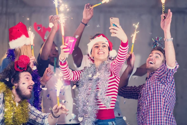 Grupo Multiétnico Pessoas Negócios Casuais Que Tomam Selfie Durante Festa — Fotografia de Stock