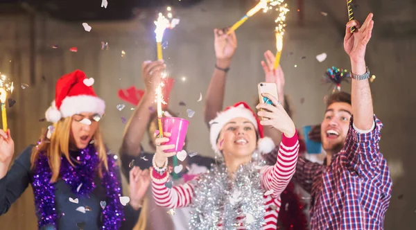 Multiethnic Skupina Příležitostných Podnikatelů Kteří Selfie Během Nového Roku Party — Stock fotografie
