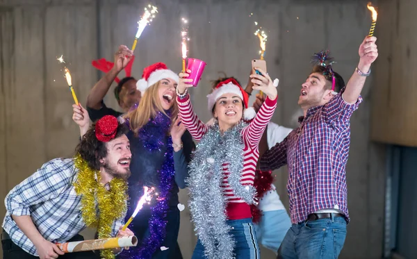 Multietnisk Grupp Tillfälliga Affärsmän Som Tar Selfie Nyårsfesten — Stockfoto