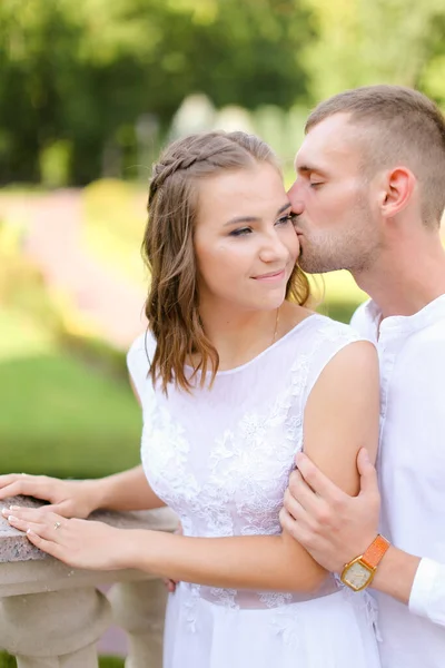 Boldog Vőlegény Csók Menyasszony Kívül — Stock Fotó