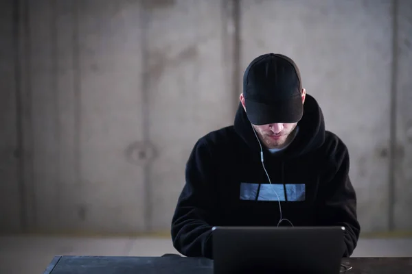 Талантливый Хакер Помощью Ноутбука Время Работы Темном Офисе — стоковое фото