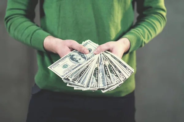 Homem Negócios Exibindo Spread Dinheiro Dinheiro Dólar Americano — Fotografia de Stock