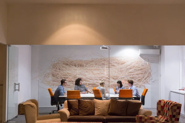 Equipo Negocios Una Reunión Moderno Edificio Oficinas — Foto de Stock