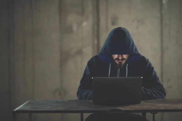 Hacker Talentoso Usando Ordenador Portátil Mientras Trabaja Oficina Oscura — Foto de Stock