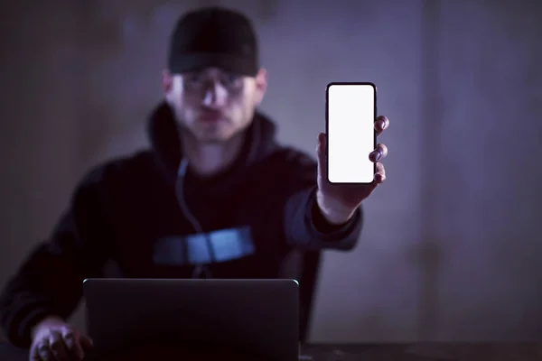 Karanlık Ofiste Çalışırken Dizüstü Bilgisayar Kullanan Bir Bilgisayar Korsanı — Stok fotoğraf