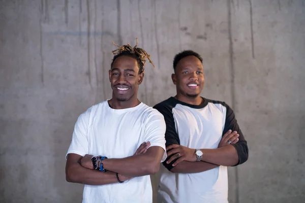 Portret Van Twee Zwarte Zakenlieden Voor Een Betonnen Muur — Stockfoto