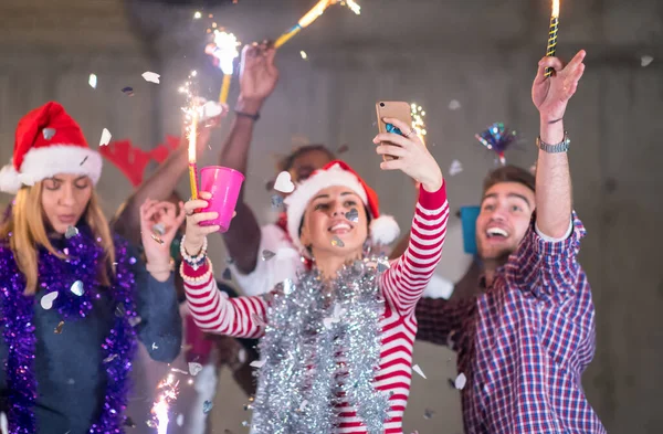 Multietnisk Grupp Tillfälliga Affärsmän Som Tar Selfie Nyårsfesten — Stockfoto