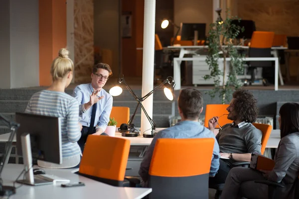 Junges Business Team Bei Einem Meeting Modernen Bürogebäude — Stockfoto
