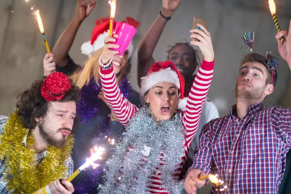 Grupo Multiétnico Pessoas Negócios Casuais Que Tomam Selfie Durante Festa — Fotografia de Stock