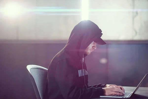 Genç Yetenekli Hacker Karanlık Ofiste Çalışırken Dizüstü Bilgisayar Kullanıyor — Stok fotoğraf