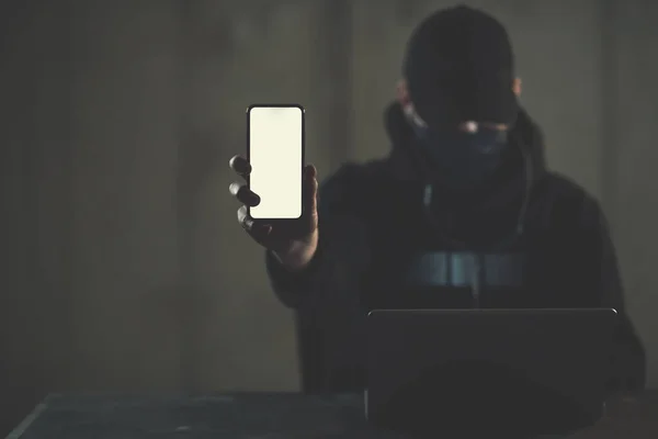 Hacker Criminal Usando Ordenador Portátil Mientras Trabaja Oficina Oscura — Foto de Stock