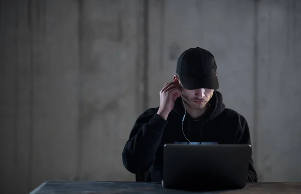 Karanlık Ofiste Çalışırken Dizüstü Bilgisayar Kullanan Yetenekli Bir Hacker — Stok fotoğraf