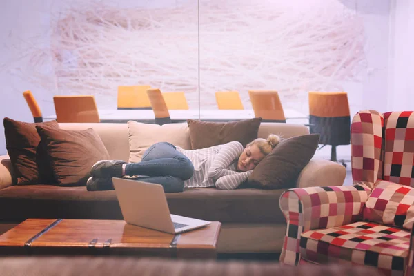 Yaratıcı Bir Ofiste Bir Kanepede Uyuyan Kadın — Stok fotoğraf