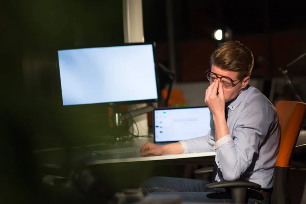 Человек Работающий Компьютером Темном Офисе — стоковое фото