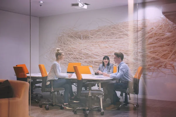 Geschäftsteam Bei Einem Meeting Einem Modernen Bürogebäude — Stockfoto