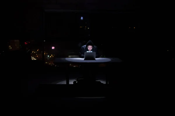 Haker Korzystający Laptopa Podczas Pracy Ciemnym Biurze — Zdjęcie stockowe