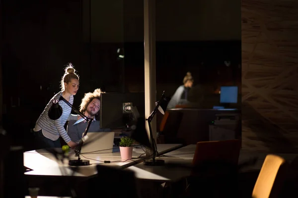Gece Ofisindeki Genç Tasarımcılar — Stok fotoğraf