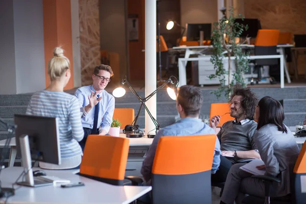 近代的なオフィスビルでの会議で若いビジネスチーム — ストック写真