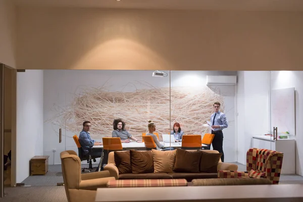 Geschäftsteam Bei Einem Meeting Einem Modernen Bürogebäude — Stockfoto