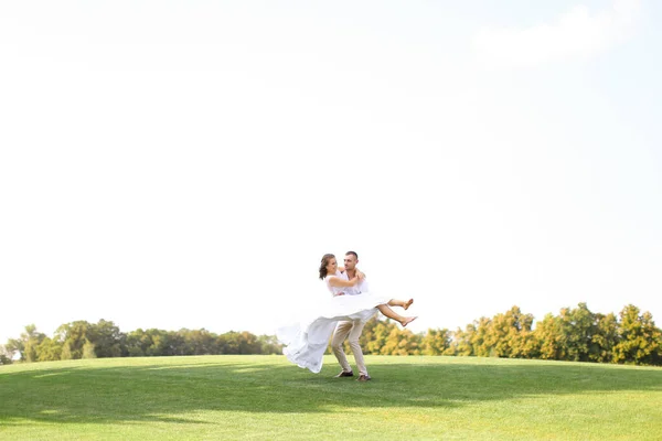 Noivo Segurando Noiva Grama Fundo Céu Branco — Fotografia de Stock