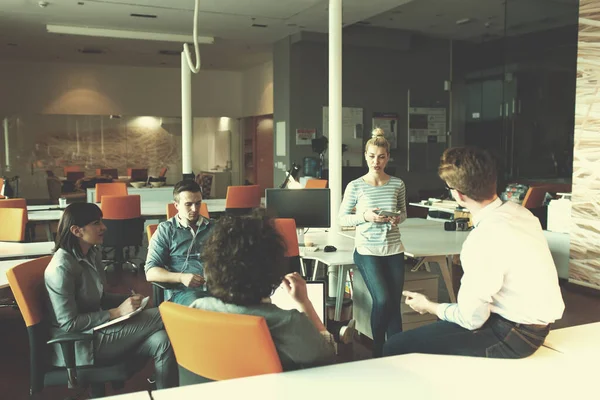 Young Business Team Setkání Moderní Kancelářské Budově — Stock fotografie