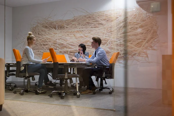 Equipo Negocios Una Reunión Moderno Edificio Oficinas —  Fotos de Stock