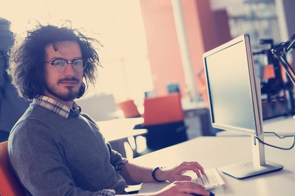 Uomo Affari Che Lavora Con Computer Nell Ufficio Startup — Foto Stock