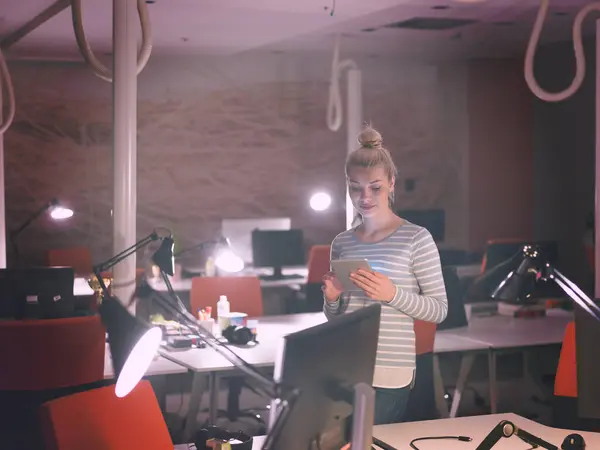 Dijital Tablet Gece Ofiste Çalışan Kadın — Stok fotoğraf