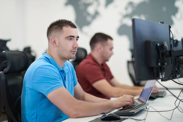 Dos Desarrolladores Software Masculinos Que Trabajan Computadora — Foto de Stock