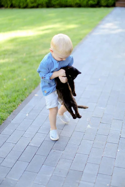 Menino Loiro Brincando Com Gato Preto Fora — Fotografia de Stock