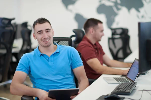 Dos Desarrolladores Software Masculinos Que Trabajan Computadora — Foto de Stock