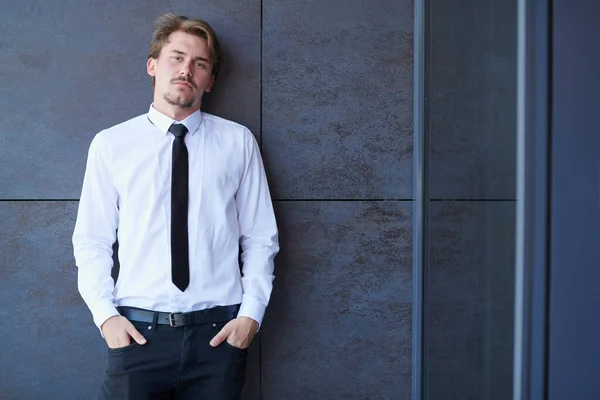 Retrato Hombre Negocios Startup Una Camisa Blanca Con Corbata —  Fotos de Stock