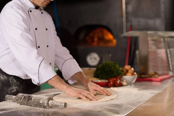 Chef Preparando Massa Para Pizza — Fotografia de Stock