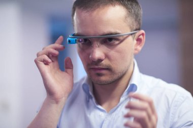 Adam sanal gerçeklik aygıtı bilgisayar gözlüğü kullanıyor.