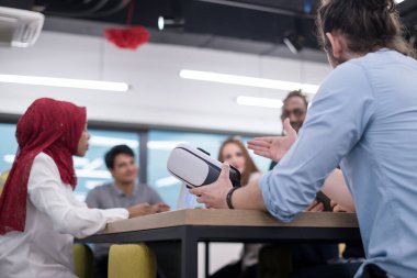 Sanal gerçeklik kulaklığı kullanan genç çok ırklı iş ekibi