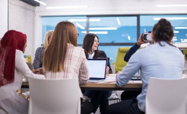 Sanal gerçeklik kulaklığı kullanan genç çok ırklı iş ekibi