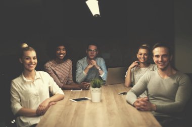 Çok ırklı başlangıç iş takım gece ofiste