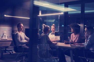 Çok ırklı başlangıç iş takım gece ofiste