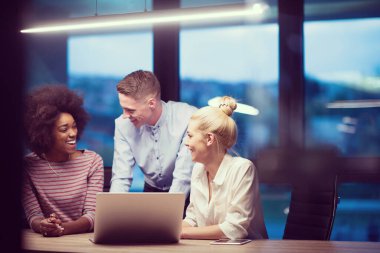 Çok ırklı başlangıç iş takım gece ofiste
