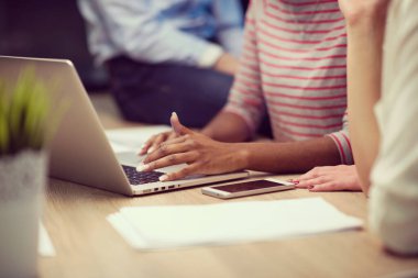 Çok ırklı başlangıç iş takım gece ofiste