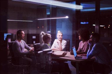 Çok ırklı başlangıç iş takım gece ofiste