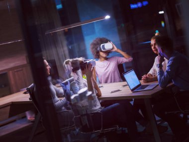 Sanal gerçeklik kulaklık kullanarak çok ırklı iş takım