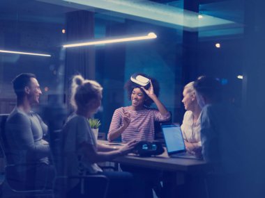 Sanal gerçeklik kulaklık kullanarak çok ırklı iş takım