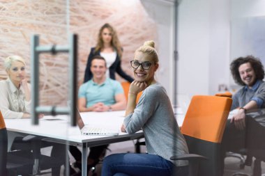 Modern gece ofis binasındaki bir toplantıda Girişim Ekibi