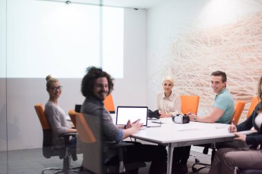 Modern gece ofis binasındaki bir toplantıda Girişim Ekibi