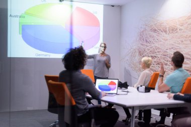 Modern gece ofis binasındaki bir toplantıda Girişim Ekibi