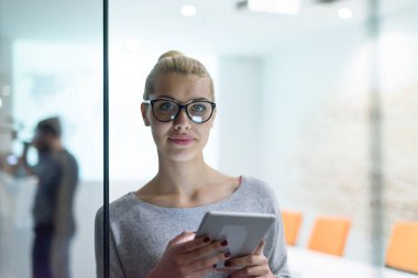 Dijital tablet gece ofiste çalışan kadın