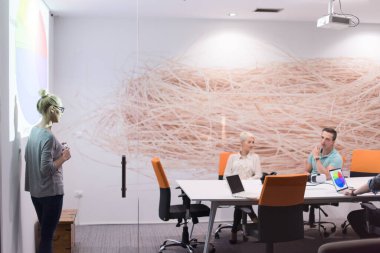 Modern gece ofis binasındaki bir toplantıda Girişim Ekibi