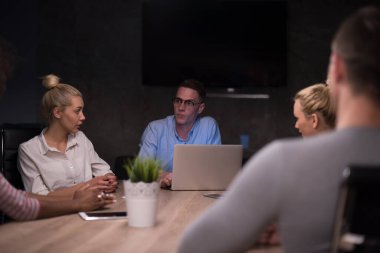 Çok ırklı başlangıç iş takım gece ofiste